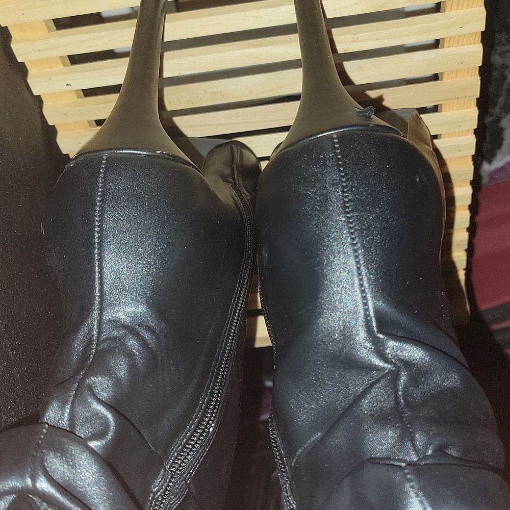 Boots - Picture 4 of 9